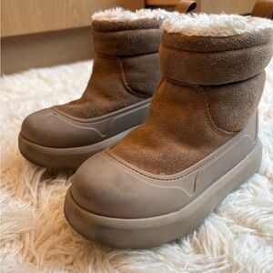 Classic Mini Mod Ugg Boots. Kids size 10.